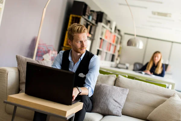 Jeune homme dans le bureau — Photo