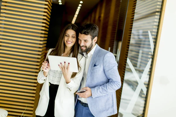 Casal com tablet no escritório — Fotografia de Stock