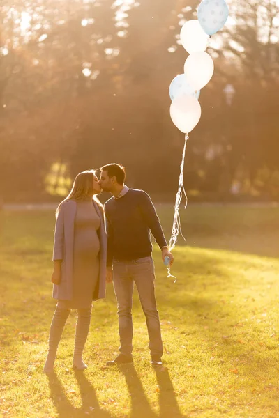 Liebespaar mit Luftballons im Park — Stockfoto