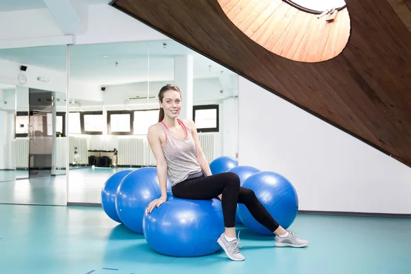 Mulher esportiva com uma bola de pilates — Fotografia de Stock