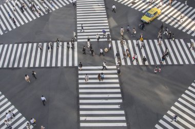 Yaya geçidi genelinde kişi yüksek açı
