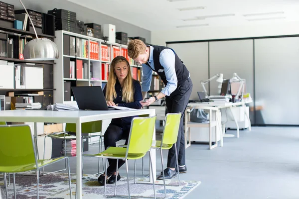 Junge Geschäftsleute im Büro — Stockfoto