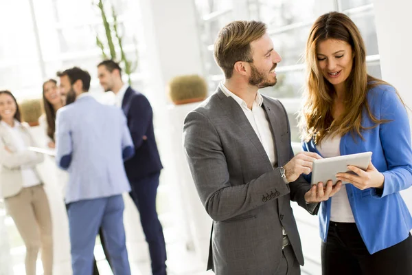 Colegas de negocios utilizando la tableta — Foto de Stock