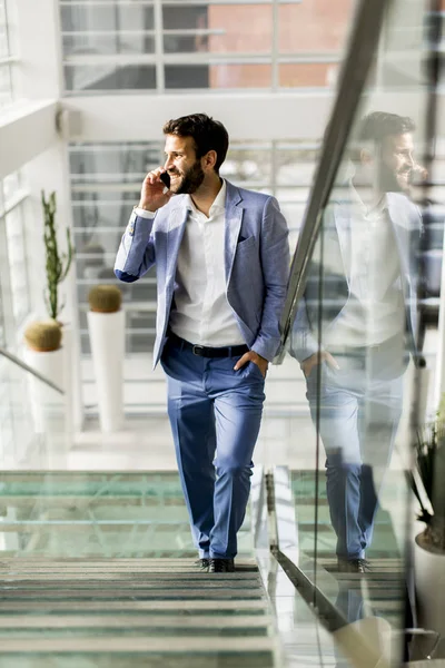 Pengusaha modern dengan telepon di kantor — Stok Foto