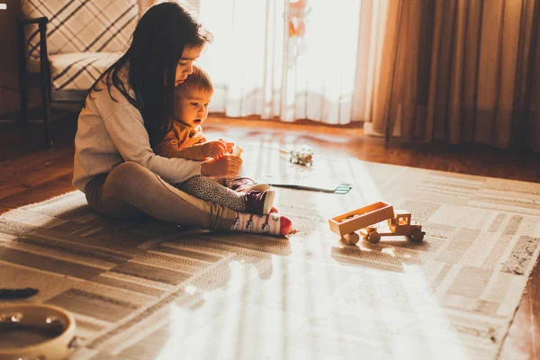 Två små flickor som spelar — Stockfoto