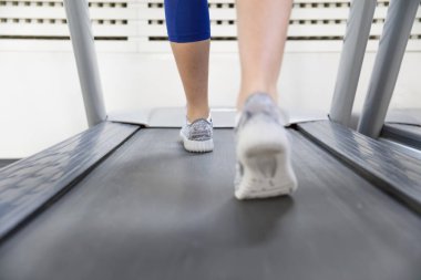 Kadının ayakları üzerinde threadmill vasıl jimnastik salonu