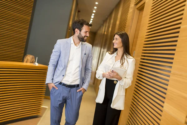 Pareja con tablet en la oficina —  Fotos de Stock