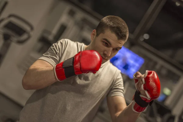 Az ember az edzőteremben boksz — Stock Fotó