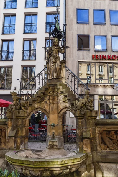 Heinzelmaennchenbrunnen fontein in Keulen — Stockfoto