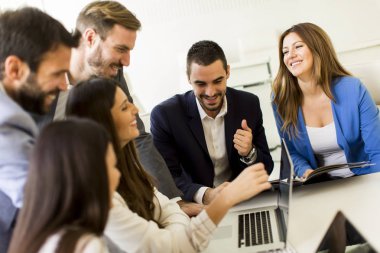 Ofis içinde genç başarılı yöneticileri