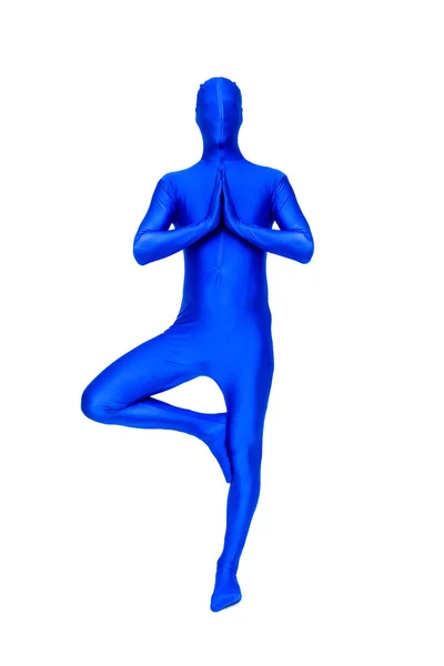 Чоловік у морфологічному костюмі робить йогу — стокове фото
