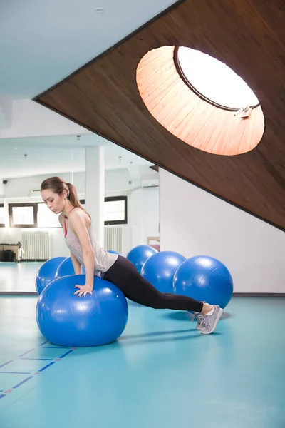 Mulher esportiva com uma bola de pilates — Fotografia de Stock