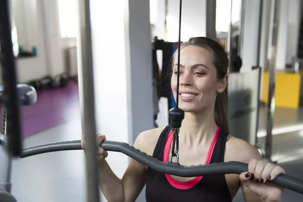 Žena trénink v tělocvičně — Stock fotografie