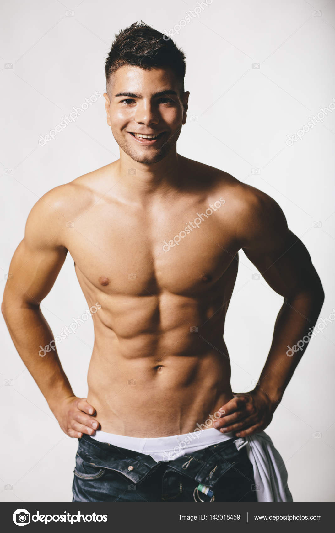 ハンサムな筋肉の若い男 ストック写真 C Boggy22
