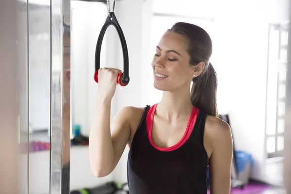 Kvinnlig träning i gymmet — Stockfoto