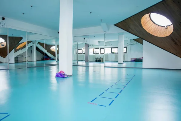 Interiör i modernt gym — Stockfoto