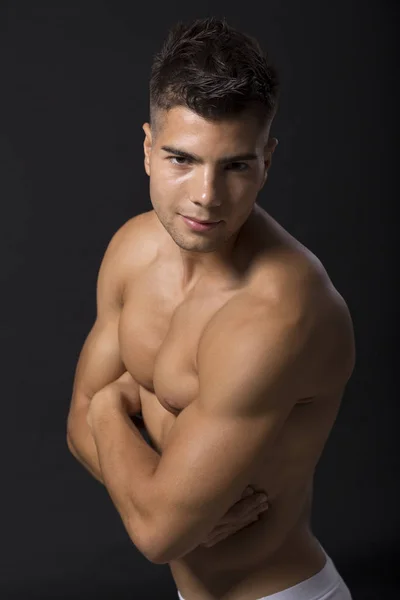 Schöner muskulöser junger Mann — Stockfoto