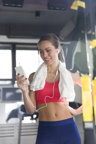 Donna che utilizza smartphone in palestra — Foto Stock