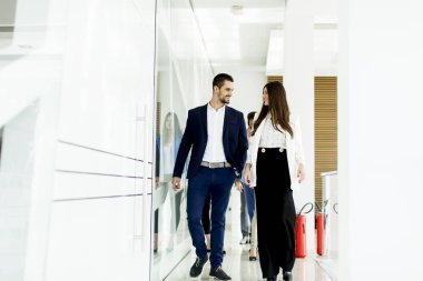 Modern bir ofisteki iş arkadaşları