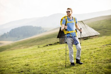 genç adam Hiking
