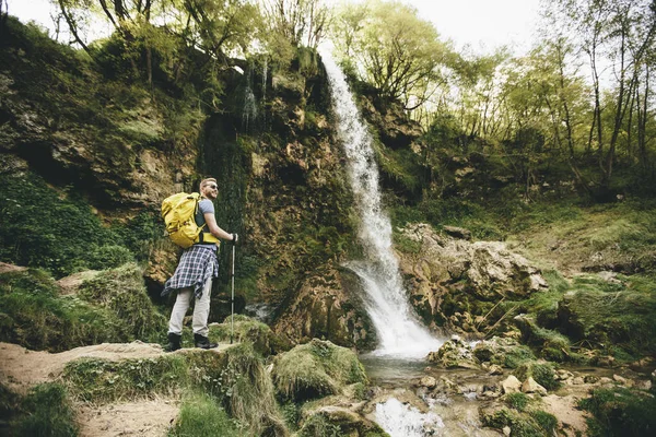 Genç adam Hiking — Stok fotoğraf