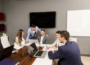 Ofis içinde genç başarılı yöneticileri