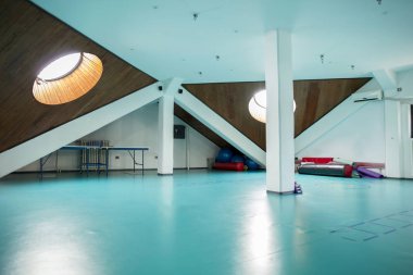 Modern spor salonunun içi.