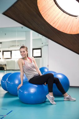 Pilates topuyla sportif kadın