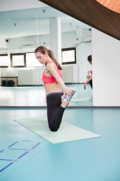 Frau trainiert im Fitnessstudio — Stockfoto