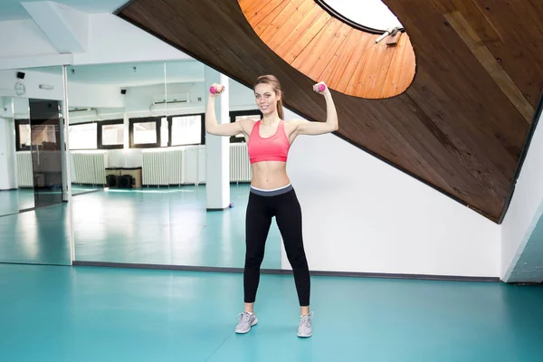 Spor salonunda egzersiz yapan bir kadın. — Stok fotoğraf