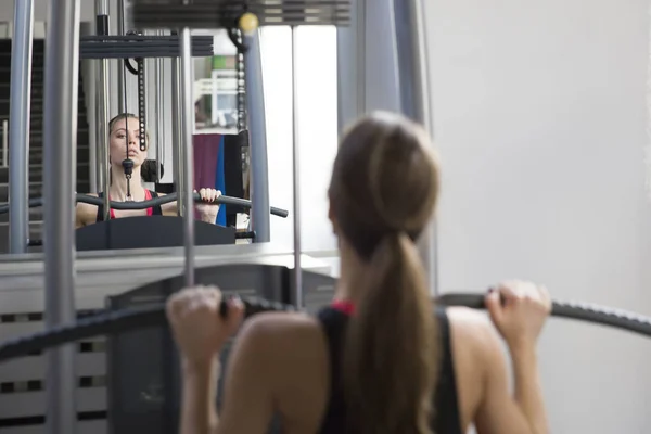 Kvinna träning i gymmet — Stockfoto