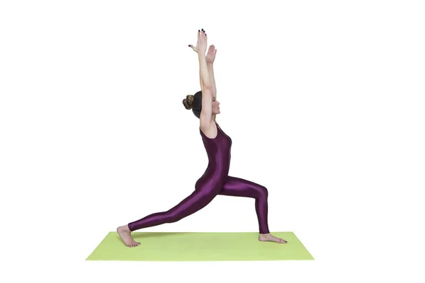 Junge Frau praktiziert Yoga — Stockfoto