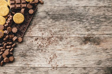 Çikolata ve bisküvi ahşap arka plan üzerinde