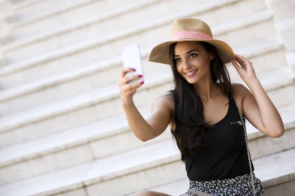Selfie를 만드는 모자에 웃는 여자 — 스톡 사진