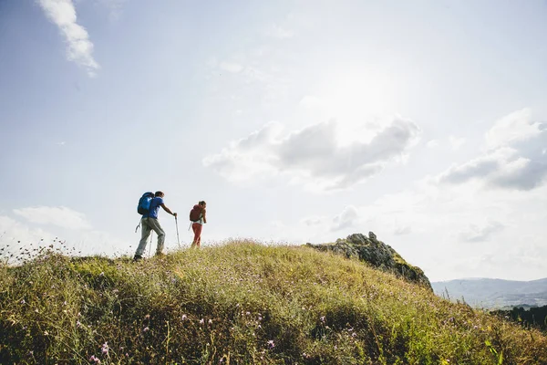 Pareja joven de senderismo en la montaña —  Fotos de Stock