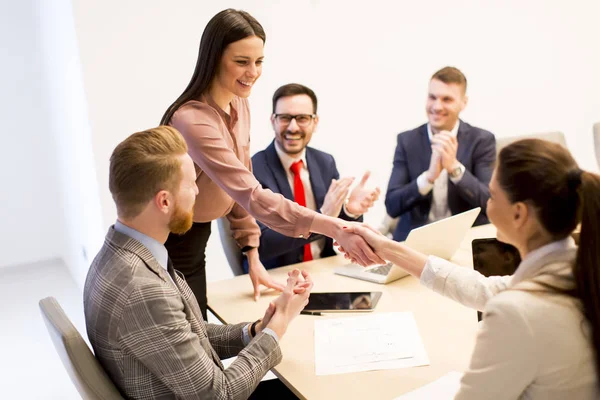 Gente de negocios en una reunión en la oficina — Foto de Stock