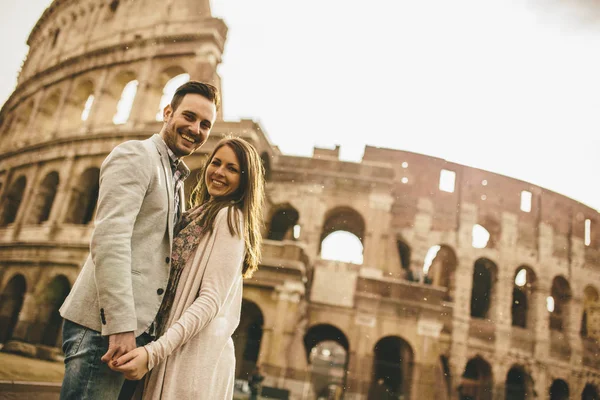 Couple devant le Colisée — Photo