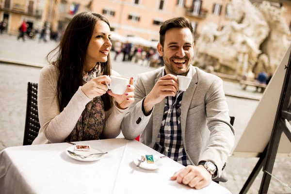 Casal beber café em Roma — Fotografia de Stock