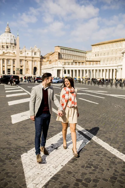 Paar wandelen in het Vaticaan — Stockfoto