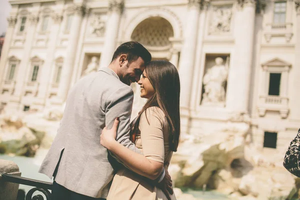 Pasangan bahagia oleh Trevi Fountain — Stok Foto