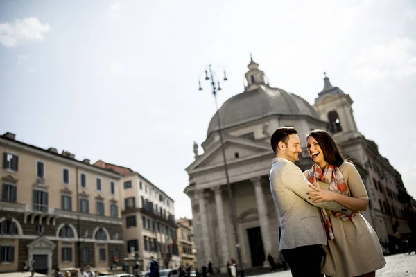 Casal feliz em Roma por Pantheon — Fotografia de Stock
