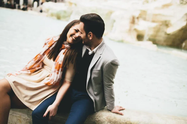 Щаслива пара від фонтану Треві — стокове фото