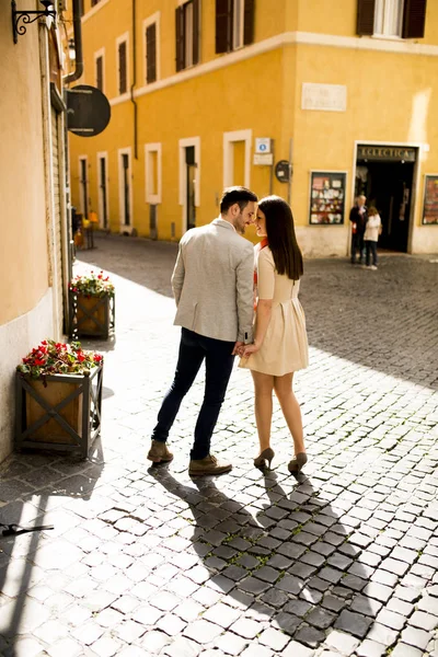 Pareja feliz en Roma —  Fotos de Stock