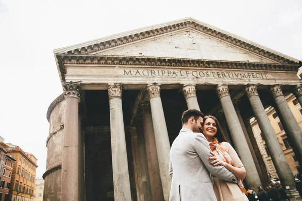 Pareja feliz en Roma por Pantheon —  Fotos de Stock