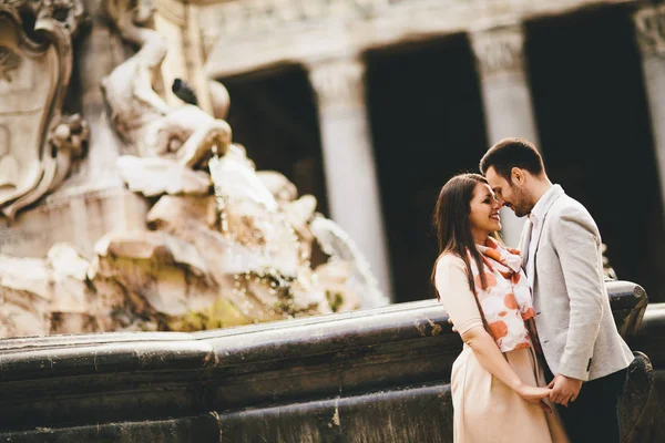 Roma'da Pantheon tarafından mutlu çift — Stok fotoğraf