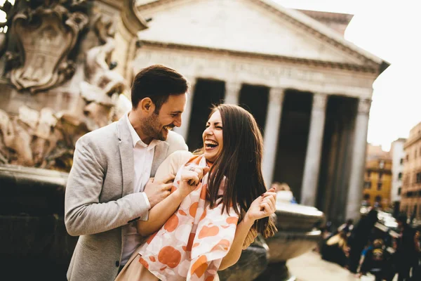 Roma'da Pantheon tarafından mutlu çift — Stok fotoğraf