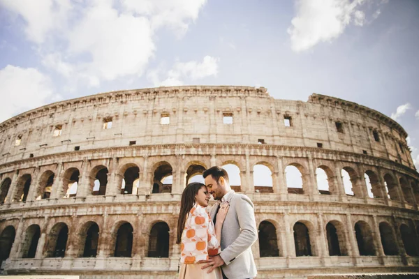 Pasangan di depan Colosseum — Stok Foto