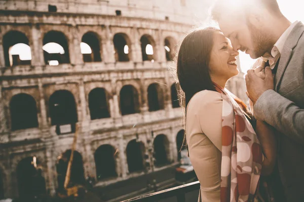 Colosseum önünde Çift — Stok fotoğraf