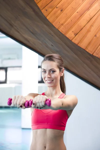 Woman exercises in fitness studio — Stock Photo, Image