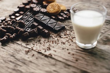 Çikolata, bisküvi ve süt